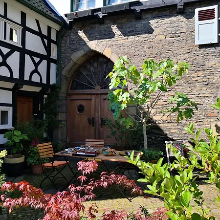 Fuenf Giebel Eck In Der Freiheit Am Ruhrtalradweg *