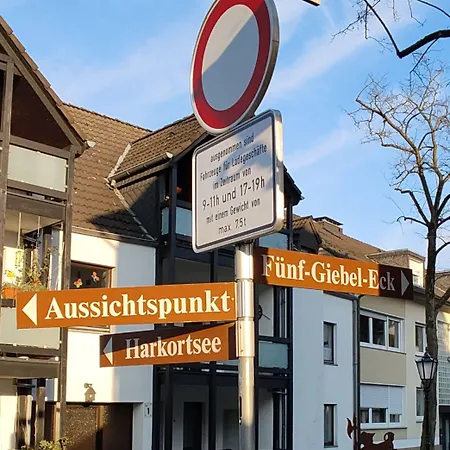 Fuenf Giebel Eck In Der Freiheit Am Ruhrtalradweg