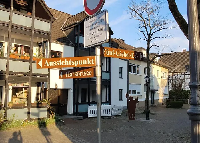 Fuenf Giebel Eck In Der Freiheit Am Ruhrtalradweg * ويتير