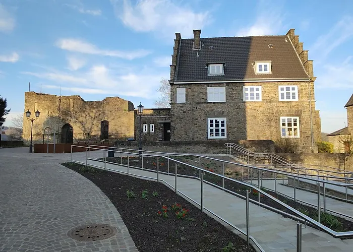 Fuenf Giebel Eck In Der Freiheit Am Ruhrtalradweg